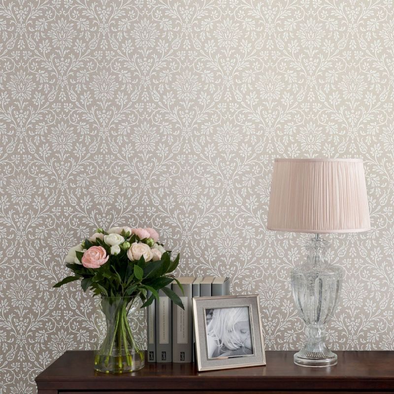 Шпалери з дамаським принтом голубино-сірого кольору Annecy Dove Grey