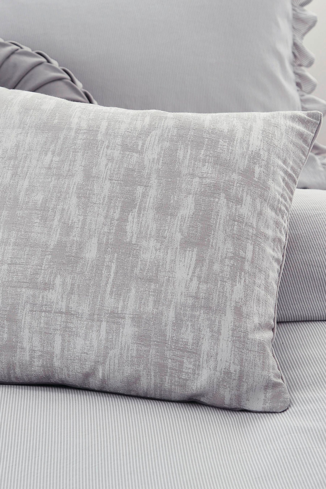 Подушка WHINFELL 43*43 (Silver)