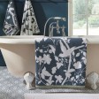 Банний рушник димчасто-синього кольору з квітковим принтом ORIENTAL GARDEN DUSKY SEASPRAY 70х125 см