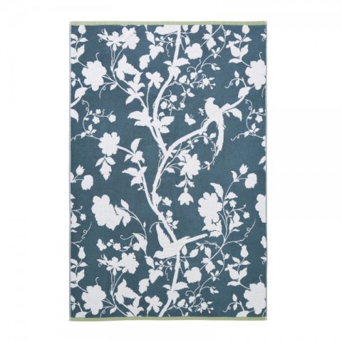 Великий банний рушник димчасто-синього кольору з квітковим принтом ORIENTAL GARDEN DUSKY SEASPRAY 100х150 см