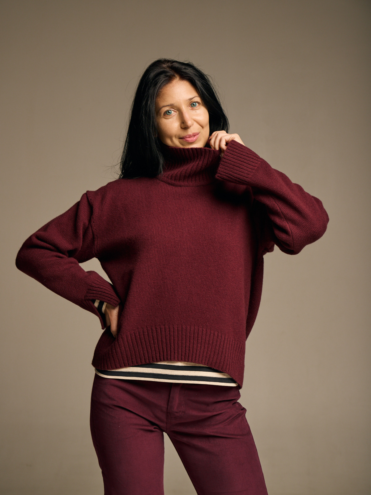 Вовняний светр оверсайз з високим горлом в кольорі бургунді