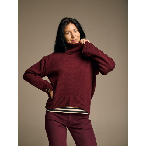 Вовняний светр оверсайз з високим горлом в кольорі бургунді