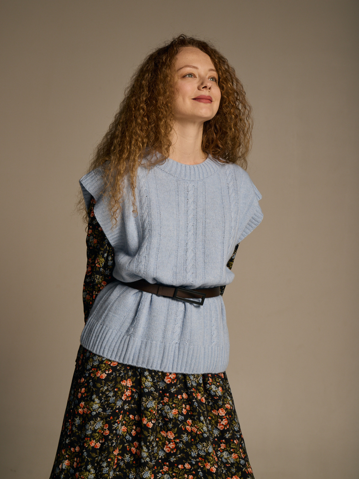 Блакитна вовняна жилетка з косичками