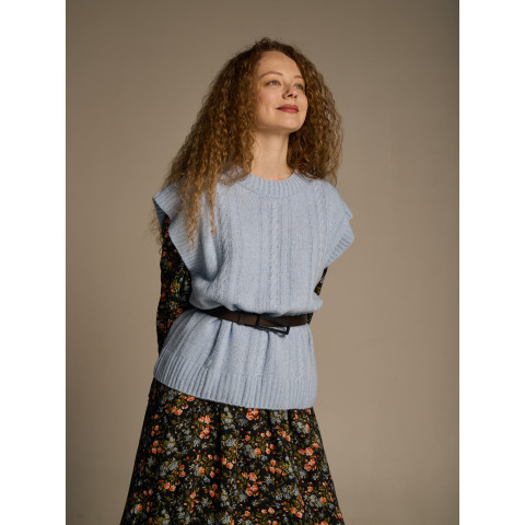 Блакитна вовняна жилетка  з косичками