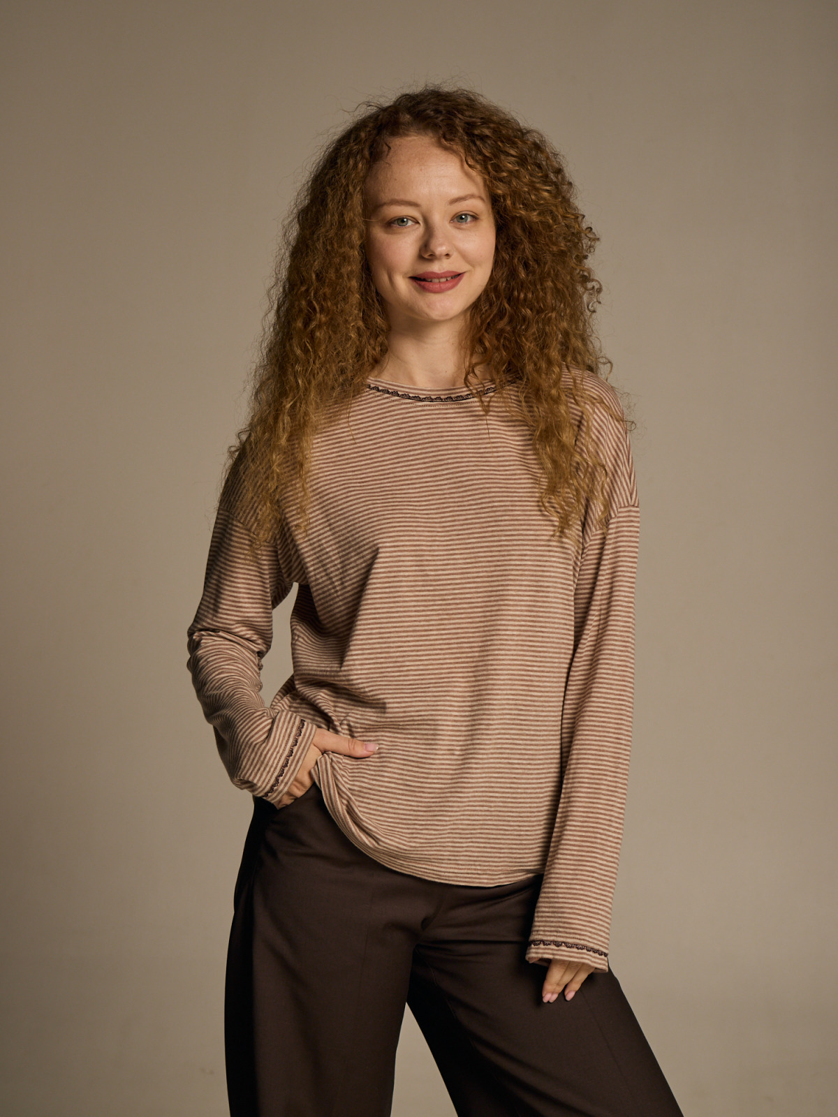 Лонгслів оверсайз в тоненьку коричнево-бежеву смужку