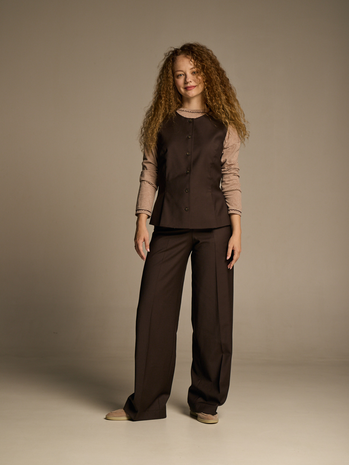 Ділові жіночі штани з вовни коричневого кольору