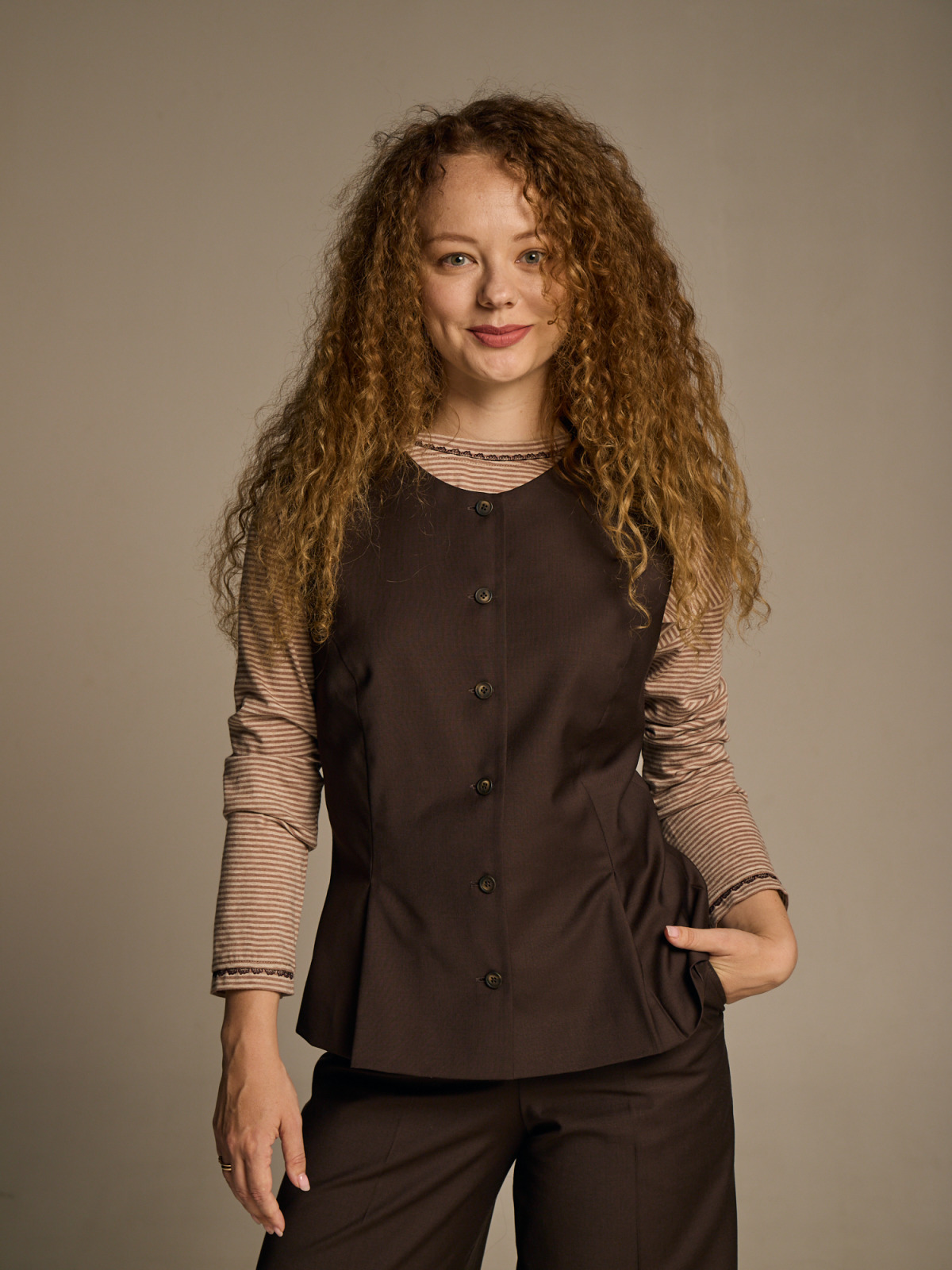 Жіноча жилетка з вовни коричневого кольору