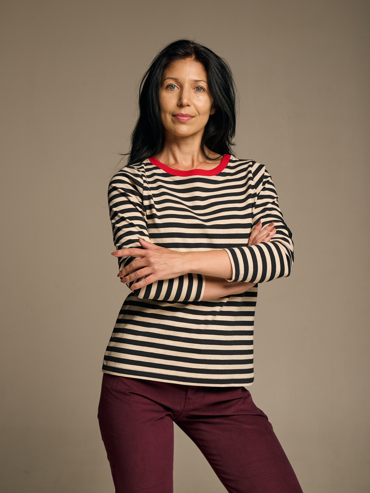 Лонгслів в чорно-бежеву смужку з черврною окантовкою