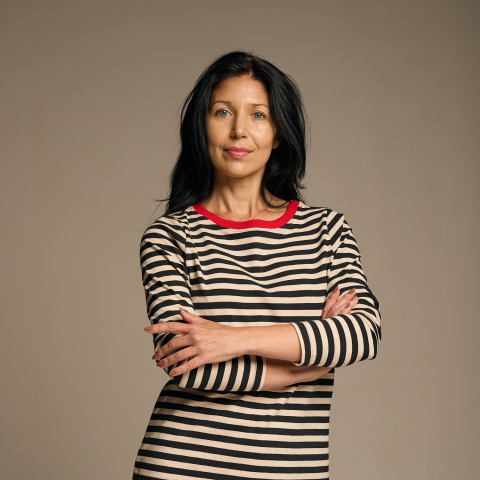 Лонгслів в чорно-бежеву смужку з черврною окантовкою