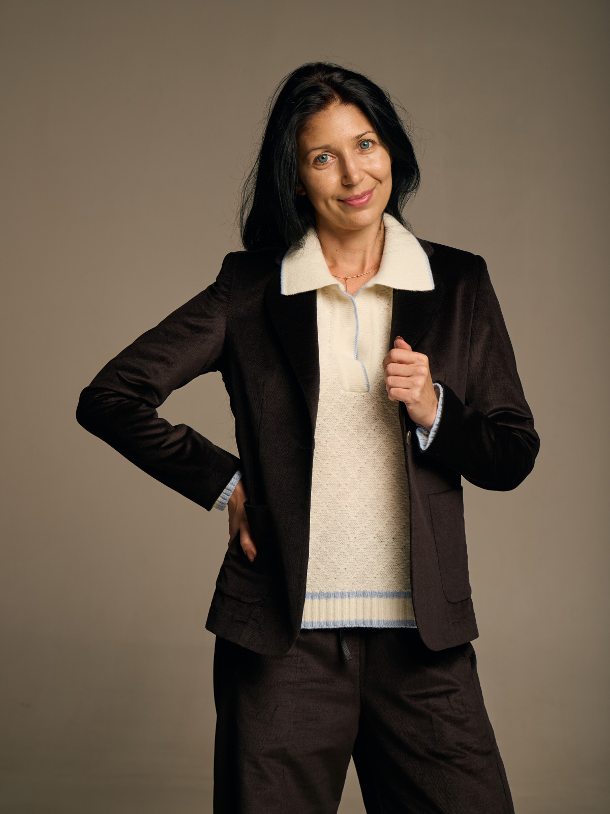 Жіночий мікровельветовий жакет в темно коричневому кольорі