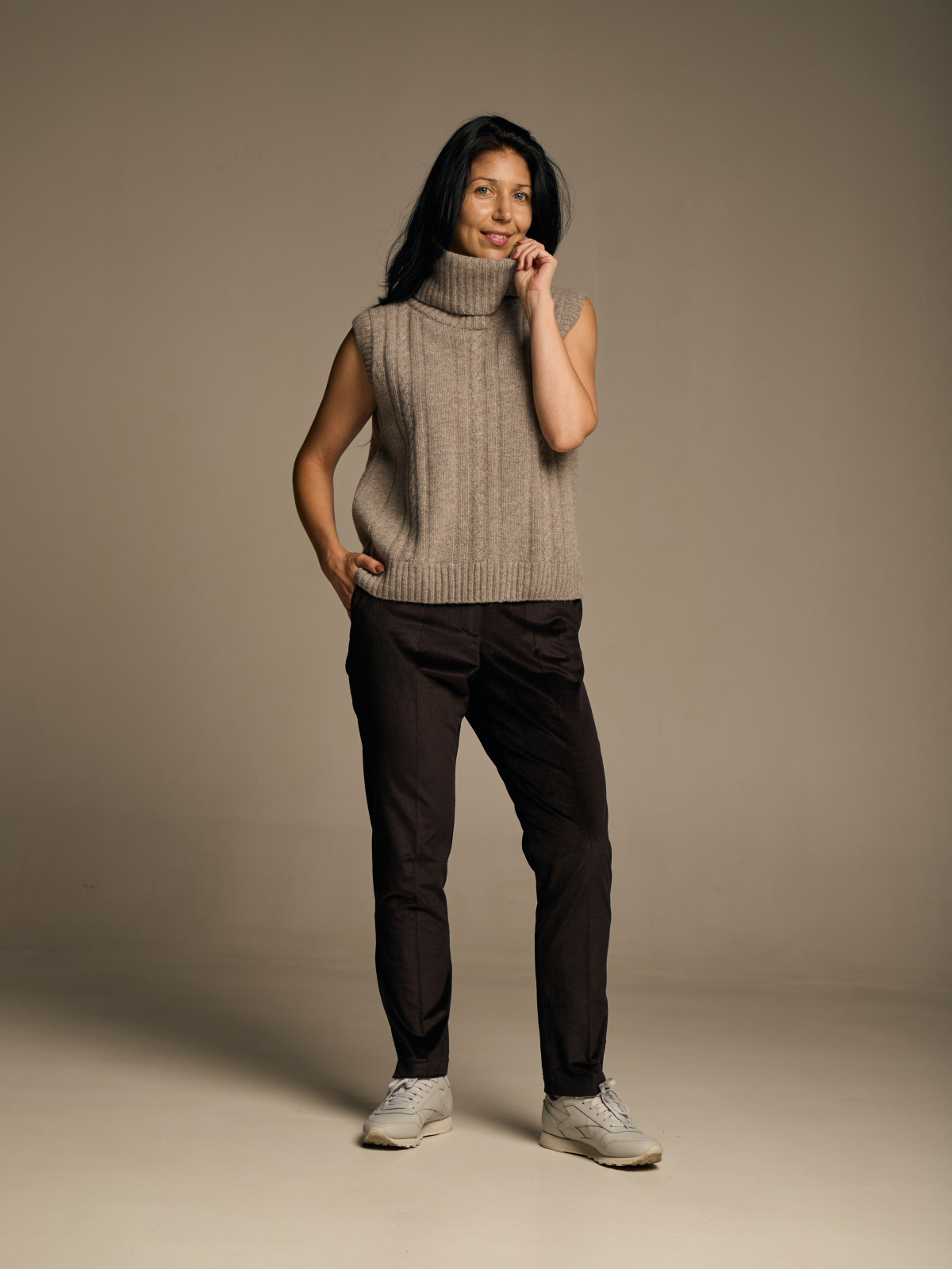 Сіро-бежева жилетка з вовни ягня з високим горлом