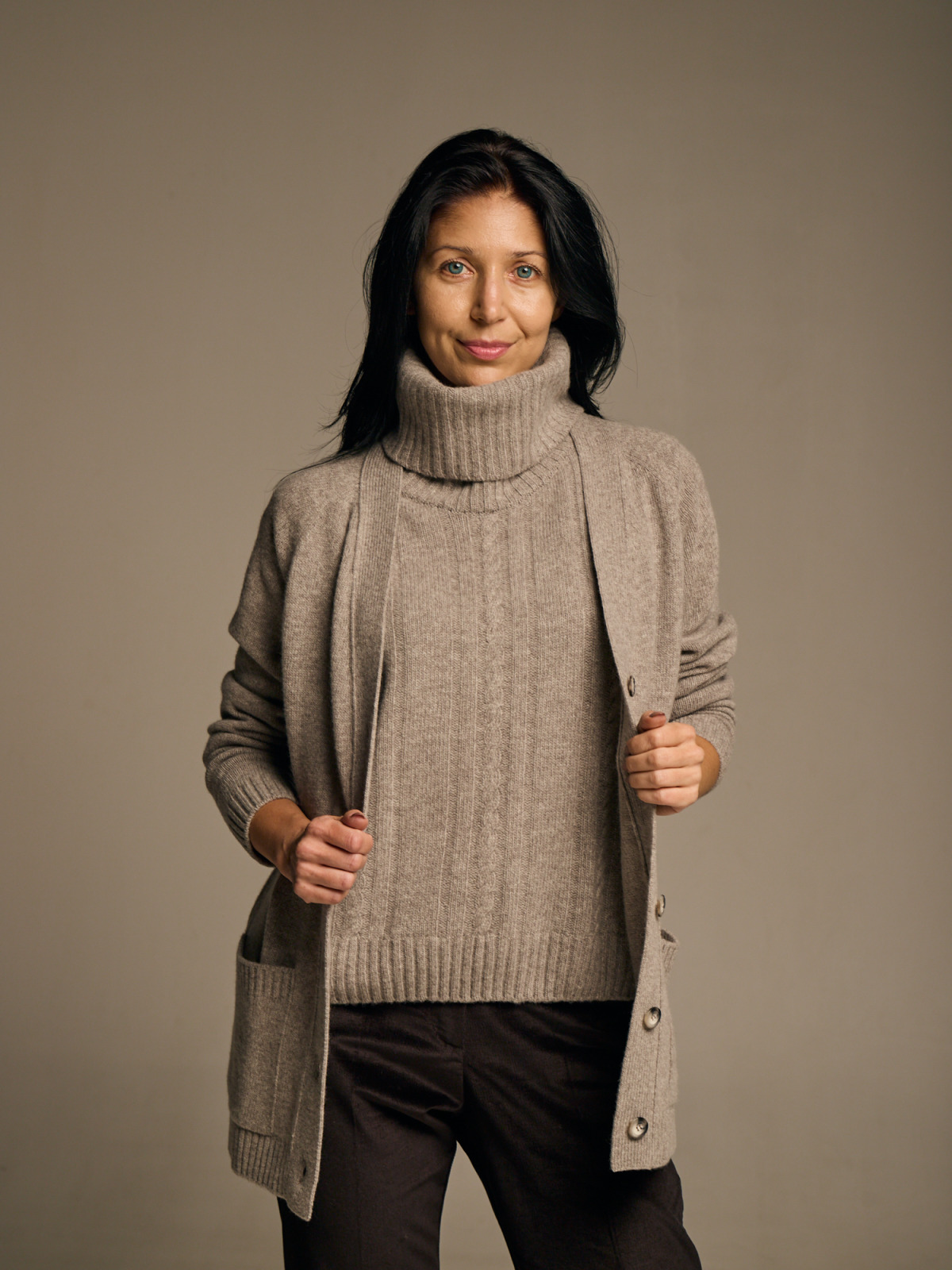 Подовжений сіро-бежевий кардиган з вовни ягняти