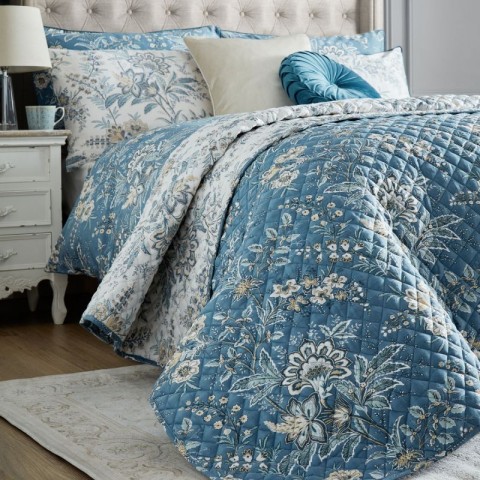 Стьобане покривало в синьо-охрових кольорах MARLBROOK 235*235 см (Dusky Seaspray)