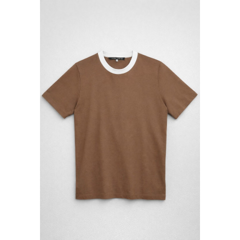 Базова жіноча футболка кольору молочного шоколаду з контрастною окантовкою