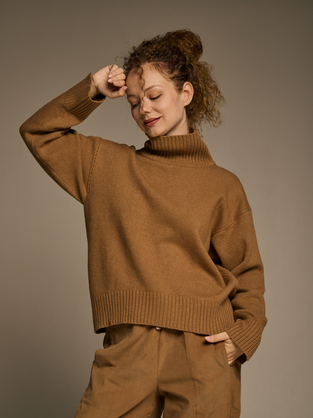 Вовняний светр оверсайз з високим горлом кольору Cemel