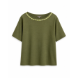 Оливкова футболка вільного крою з квітковою тасьмою Оливкова футболка вільного крою з квітковою тасьмою