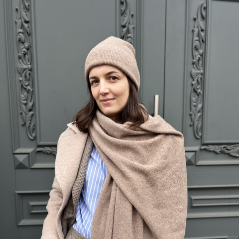 В’язаний шарф-палантин бежевого кольору з кашеміру та вовни